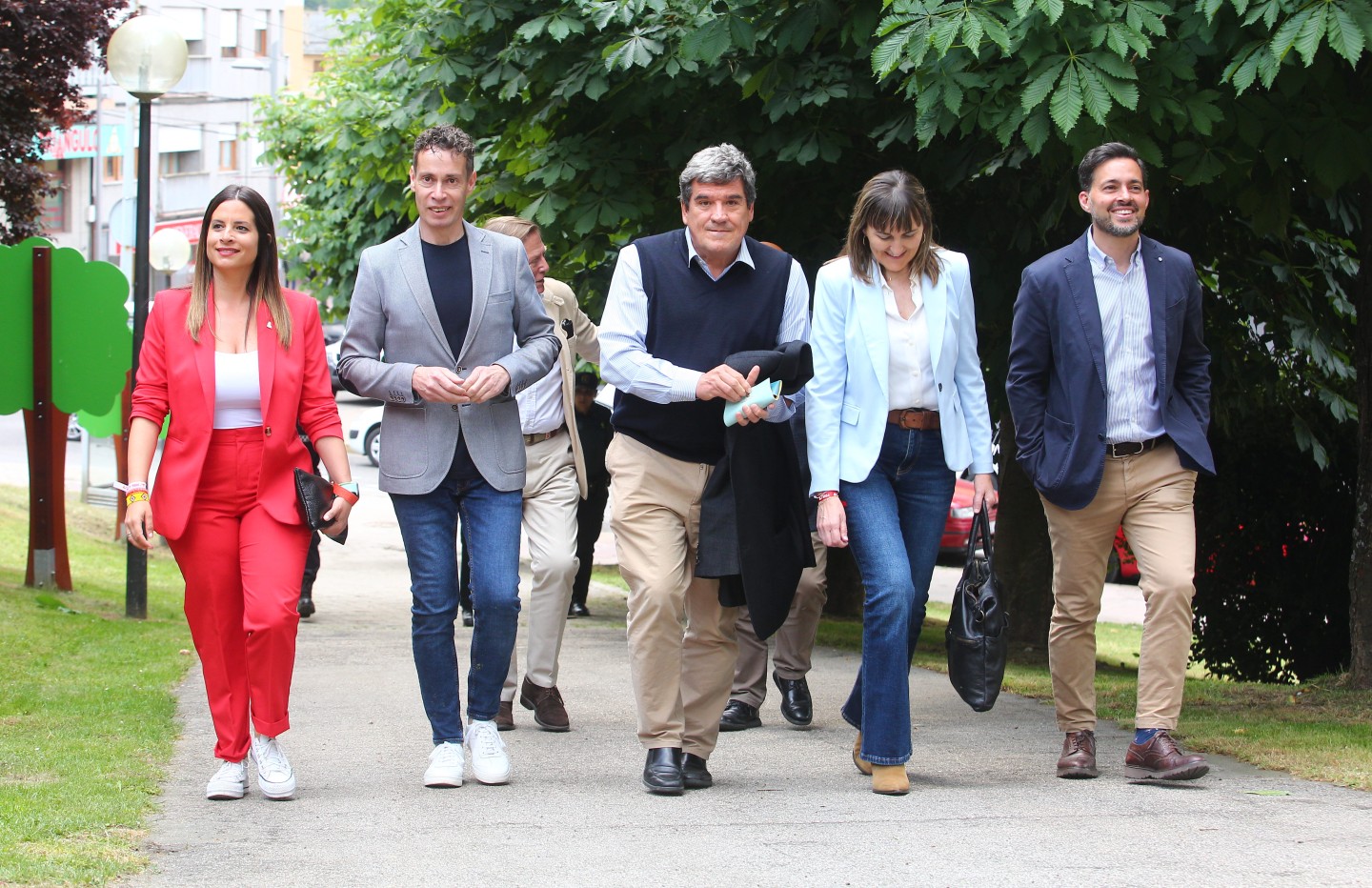 El ministro de Inclusión, Seguridad Social y Migraciones, José Luis Escrivá, participa en un acto electoral del PSOE, junto a la procuradora Nuria Rubio y el candidato a la Alcaldía, Mario Rivas, en la Casa de la Cultura de Villablino