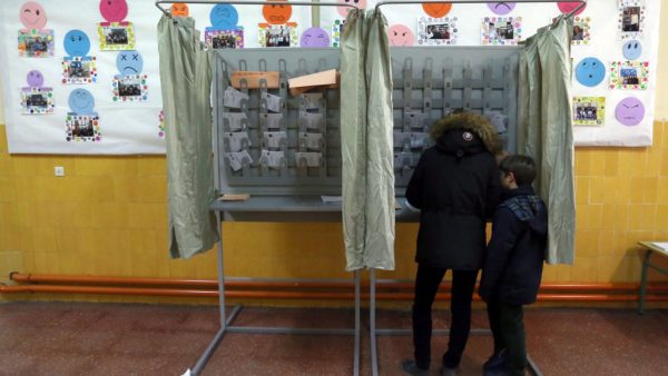 Una mujer prepara su voto en un colegio electoral