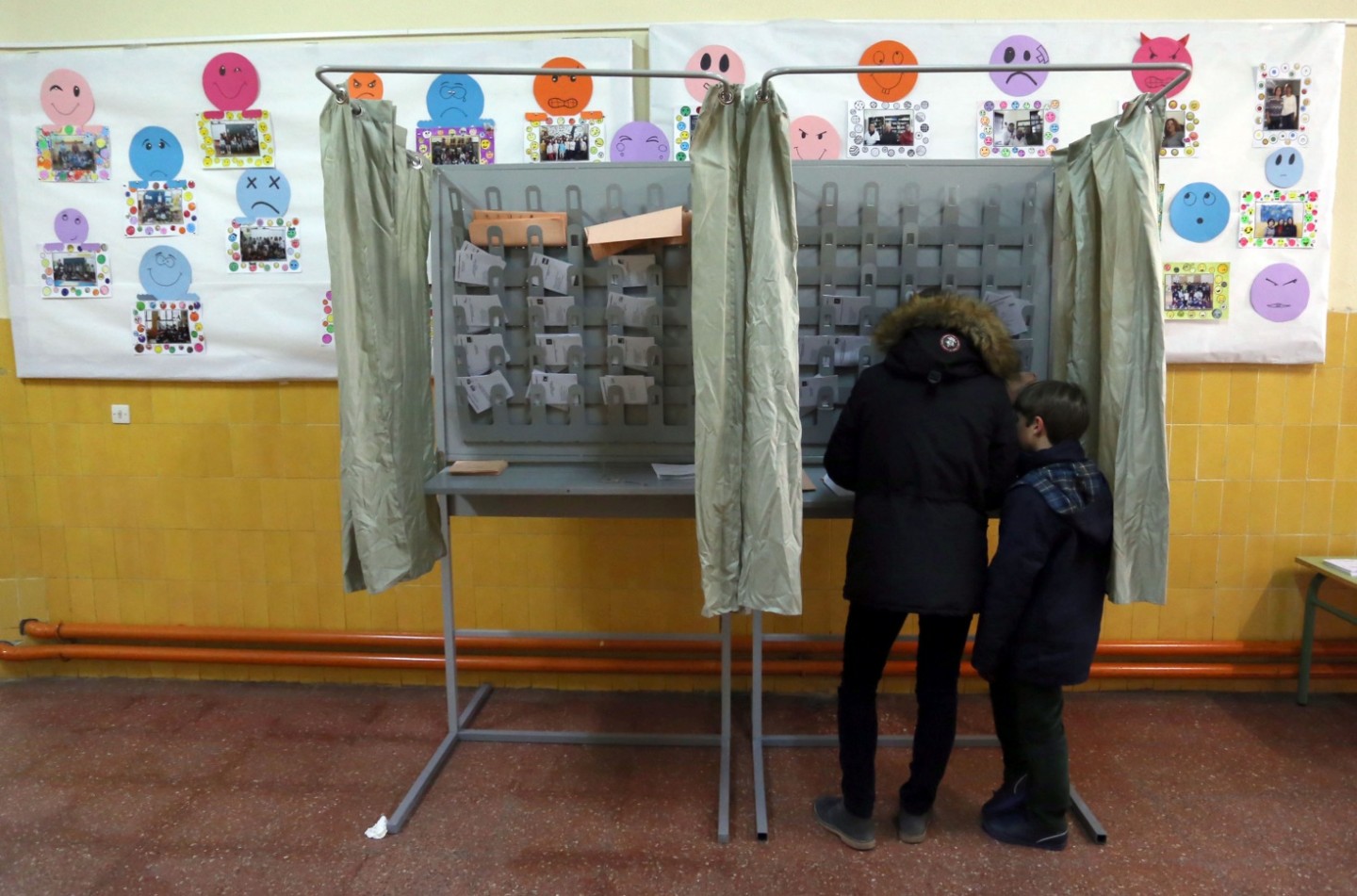 Una mujer prepara su voto en un colegio electoral