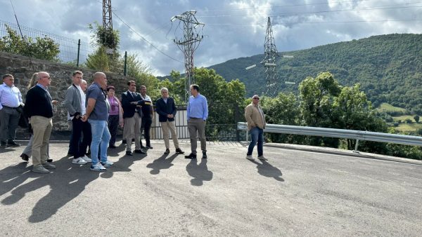 El consejero de Medio Ambiente, Vivienda y Ordenación del Territorio, Juan Carlos Suárez-Quiñones, visita las obras de mejora del camino entre Robles de Laciana y Sosas de Laciana