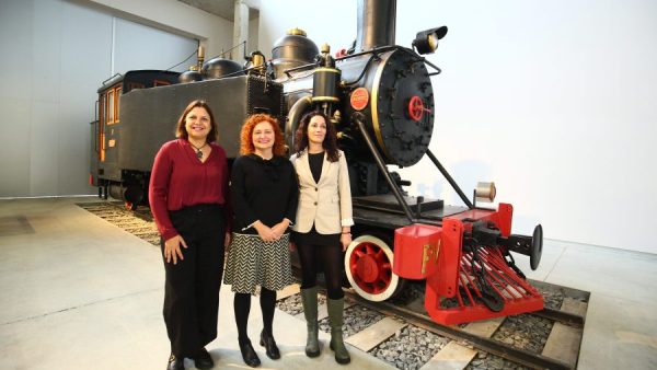 La directora del Instituto de Transición Justa, Laura Martín, junto a la directora de la Fundación Ciudad de la Energía, Yashodara López y la presidenta del Consorcio del Tren Turístico Ponfeblino, Alicia García durante la firma de la cesión de la locomotora. / Ical