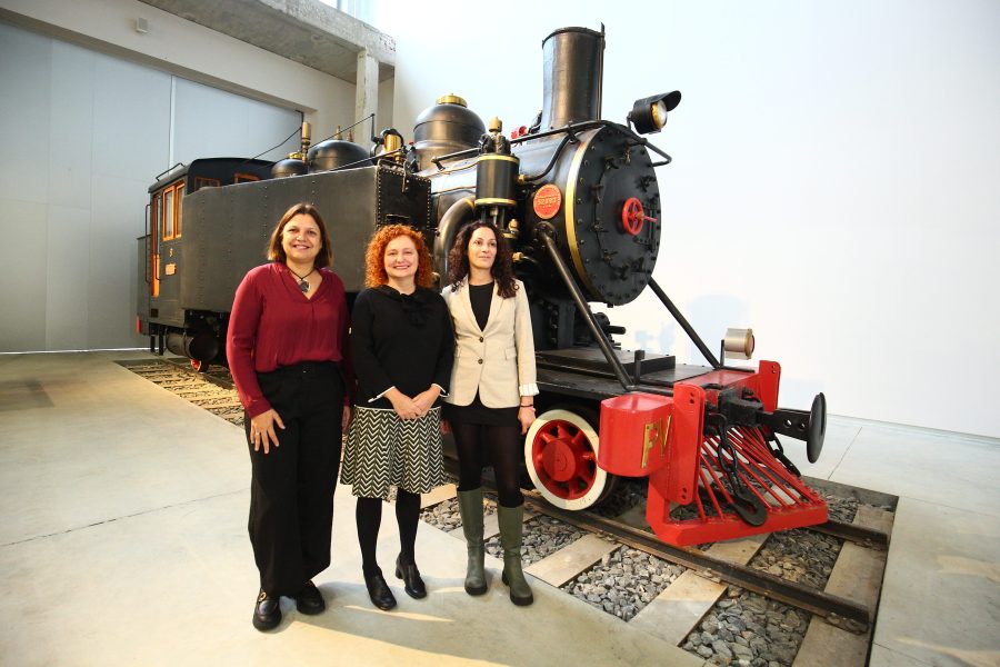 La directora del Instituto de Transición Justa, Laura Martín, junto a la directora de la Fundación Ciudad de la Energía, Yashodara López y la presidenta del Consorcio del Tren Turístico Ponfeblino, Alicia García durante la firma de la cesión de la locomotora. / Ical