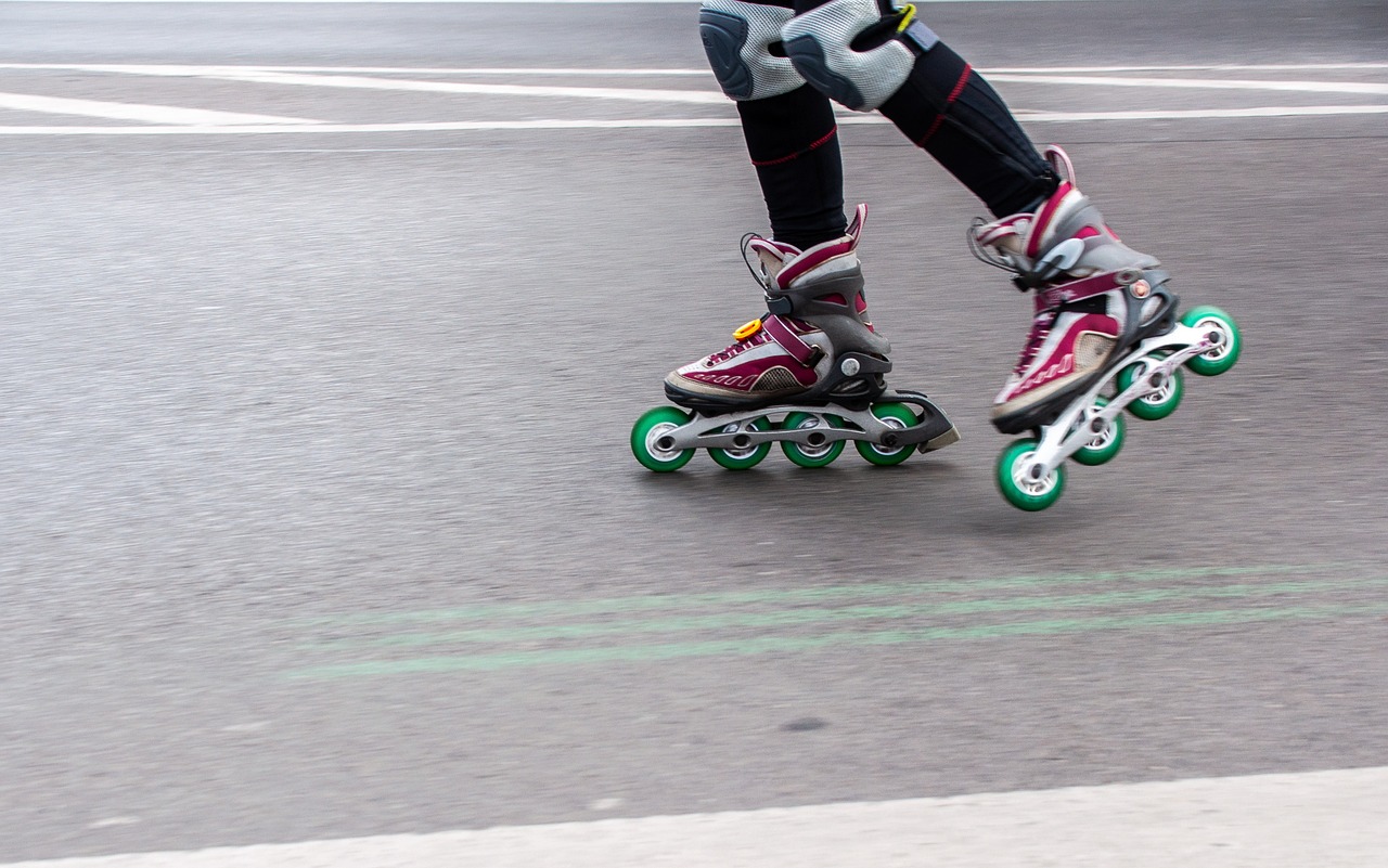 Persona patinando